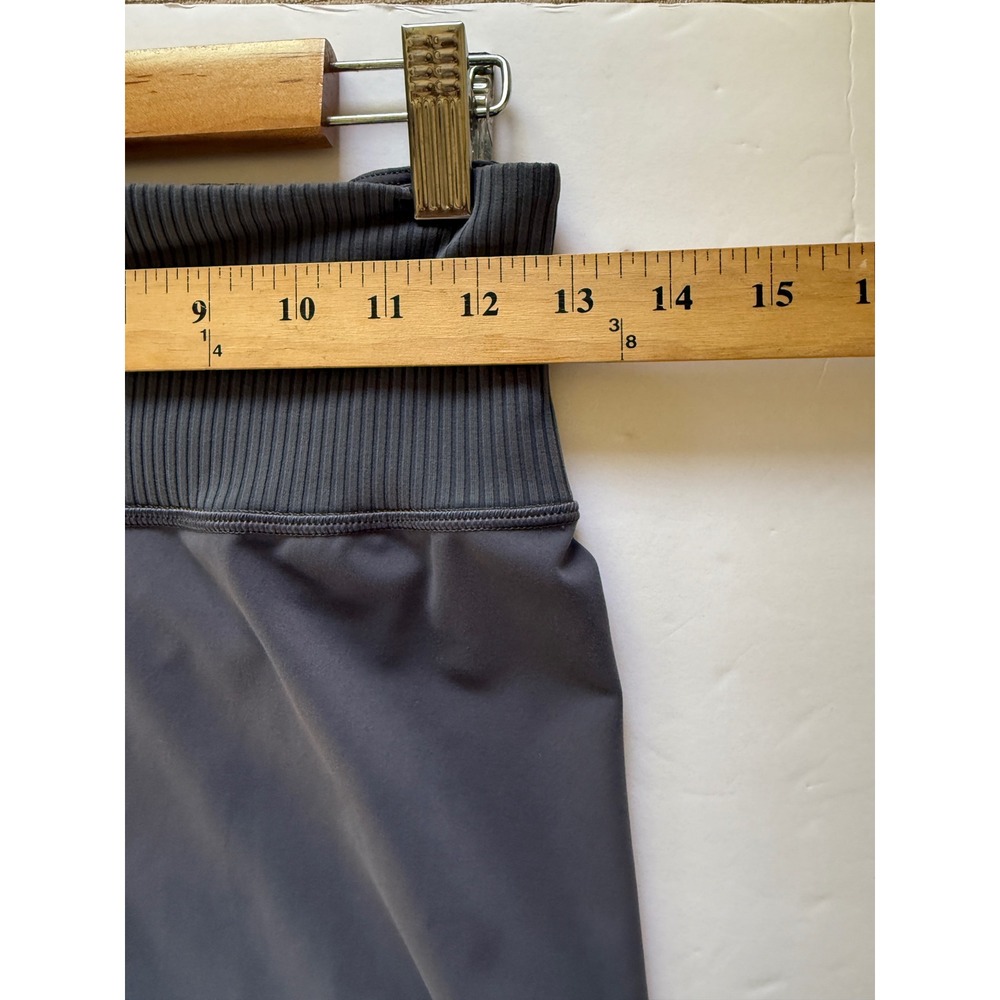 Vuori Womens Studio Pocket Biker Shorts High Rise Ribbed Waistband Size S Gym - Picture 4 of 9